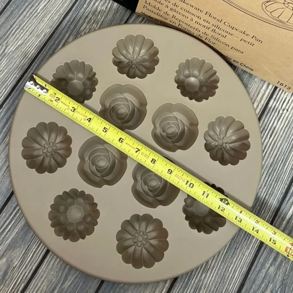 Pampered Chef 1613 Silicone Bakeware Floral Cupcake Pan Muffin 12‎ Cup Rigid